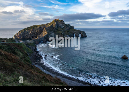 San Juan de Gaztelugatxe ist einer der beliebtesten Ziele im Baskenland, Bermeo, Spanien Stockfoto