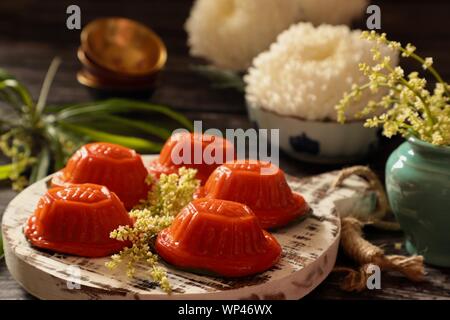 Ang Ku Kueh. Chinesische Rote "Schildkröte" Kuchen aus klebreis Shell mit Mung Bohnen gefüllt; in China und südostasiatischen Ländern. Stockfoto