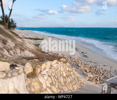 Schritte zu einer idyllischen einsamen Strand im Südwesten von Madagaskar in der Abendsonne mit weißem Sand, blau türkis tropischen Meer und apirogue. Stockfoto