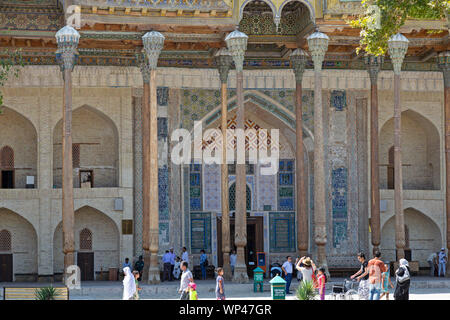 Die Bolo Hauz Moschee in Buchara, Usbekistan. Im Jahre 1712 erbaut und von 20 unterstützten, 12 Meter hohe, Säulen, aus Ulme, Pappel, und Nussbaumholz. Stockfoto