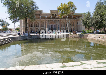 Die Bolo Hauz Moschee in Buchara, Usbekistan. Im Jahre 1712 erbaut und von 20 unterstützten, 12 Meter hohe, Säulen, aus Ulme, Pappel, und Nussbaumholz. Stockfoto