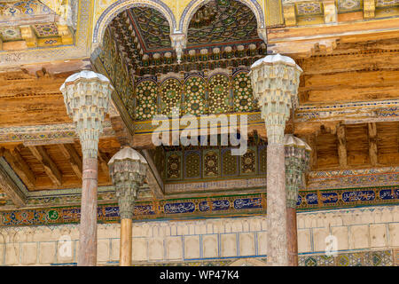 Die Bolo Hauz Moschee in Buchara, Usbekistan. Im Jahre 1712 erbaut und von 20 unterstützten, 12 Meter hohe, Säulen, aus Ulme, Pappel, und Nussbaumholz. Stockfoto