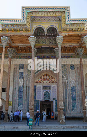 Die Bolo Hauz Moschee in Buchara, Usbekistan. Im Jahre 1712 erbaut und von 20 unterstützten, 12 Meter hohe, Säulen, aus Ulme, Pappel, und Nussbaumholz. Stockfoto