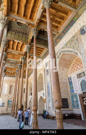 Die Bolo Hauz Moschee in Buchara, Usbekistan. Im Jahre 1712 erbaut und von 20 unterstützten, 12 Meter hohe, Säulen, aus Ulme, Pappel, und Nussbaumholz. Stockfoto