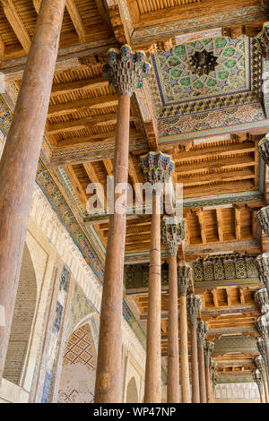 Die Bolo Hauz Moschee in Buchara, Usbekistan. Im Jahre 1712 erbaut und von 20 unterstützten, 12 Meter hohe, Säulen, aus Ulme, Pappel, und Nussbaumholz. Stockfoto