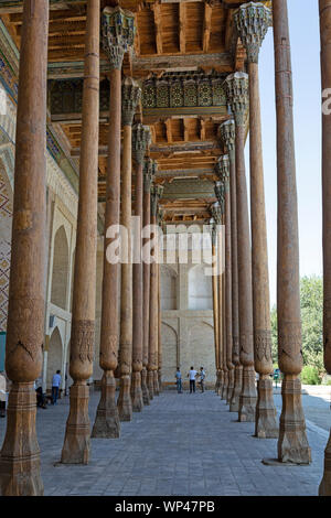 Die Bolo Hauz Moschee in Buchara, Usbekistan. Im Jahre 1712 erbaut und von 20 unterstützten, 12 Meter hohe, Säulen, aus Ulme, Pappel, und Nussbaumholz. Stockfoto