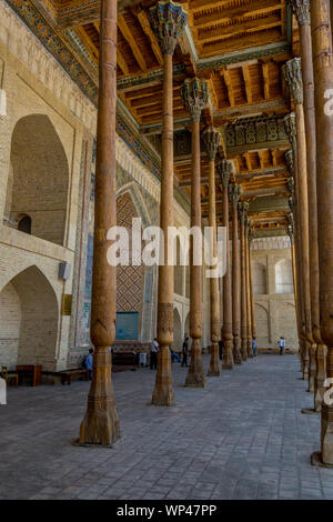 Die Bolo Hauz Moschee in Buchara, Usbekistan. Im Jahre 1712 erbaut und von 20 unterstützten, 12 Meter hohe, Säulen, aus Ulme, Pappel, und Nussbaumholz. Stockfoto