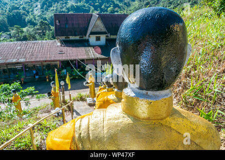 Der Buddha Statue halten der Mönch Almosen-schale am Wat Pilok Tempel in Thong Pha Phum Nationalpark, Provinz Kanchanaburi, Thailand Stockfoto