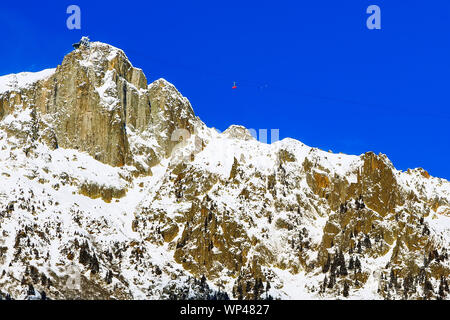 Winter Mountain Ski Reise Urlaub Hintergrund. Seilbahn Straßenbahn Kabine, hohe Schnee Berggipfel in Chamonix, Frankreich panorama Stockfoto
