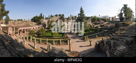 Panoramablick auf die römischen Ruinen von Merida, Spanien, Blick von den Gärten auf das Theater. Säulen und grüne Bäume Stockfoto