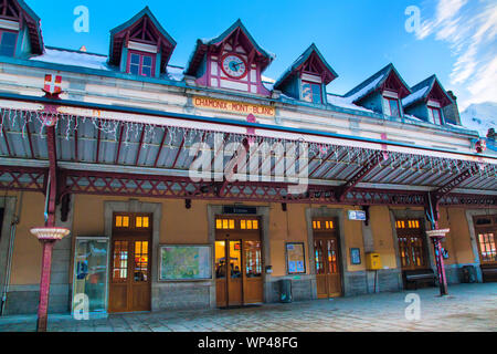Chamonix, Frankreich - Januar 25, 2015: Fassade der Bahnhof in der Nähe von Chamonix Mont Blanc, Frankreich, Französische Alpen und Personen innerhalb Stockfoto