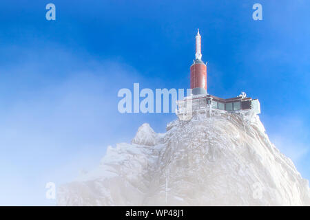 Den Gipfel der Aiguille du Midi in Chamonix, Frankreich im Nebel Stockfoto