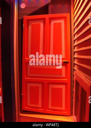 Farbenfrohe abstrakte Türen und Kürbisse während der Halloween-tage. Göteborg, Schweden, Europa, 29. Oktober 2018 Stockfoto