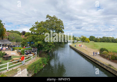 Blick über den Garten der Nags Head an der Themse und Wilts & Berks Canal, Abingdon-on-Thames, Oxfordshire, South East England, UK im Sommer Stockfoto
