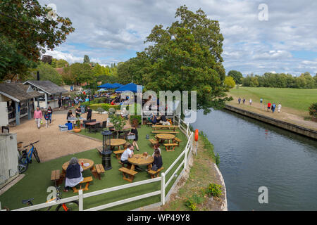 Blick über den Garten der Nags Head an der Themse und Wilts & Berks Canal, Abingdon-on-Thames, Oxfordshire, South East England, UK im Sommer Stockfoto