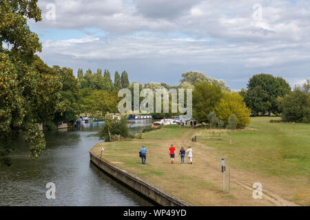 Blick Richtung Abbey Gardens auf die Themse und die Wilts & Berks Canal, Abingdon-on-Thames, Oxfordshire, South East England, UK im Sommer Stockfoto