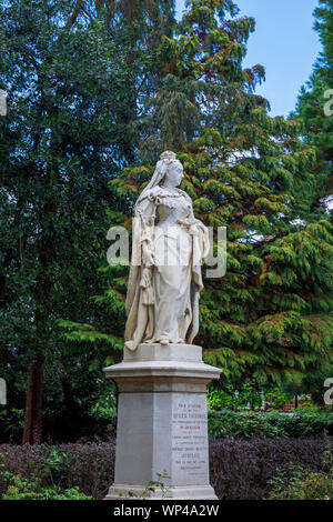 Statue von Königin Victoria zum Gedenken an ihren Golden Jubilee 1887 Abbey Gardens, Abingdon-on-Thames, Oxfordshire, South East England, Großbritannien Stockfoto