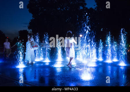 PLOVDIV, Bulgarien - 22. Juni 2019: Im Zentrum von Plovdiv ist der Host der Europäischen Kulturhauptstadt 2019; Tänzer Brunnen Lichter in Plovdiv Stockfoto