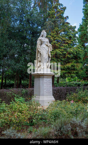 Statue von Königin Victoria zum Gedenken an ihren Golden Jubilee 1887 Abbey Gardens, Abingdon-on-Thames, Oxfordshire, South East England, Großbritannien Stockfoto