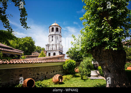 Glockenturm und Garten der Kirche St. Konstantin und Elena in Plovdiv (Bulgarien) Stockfoto