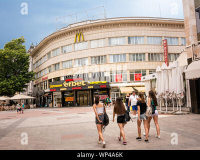 Plovdiv, Bulgarien - 23. Juni 2019: Mädchen in kurzen Hosen und Geschäfte und Wetten im Hintergrund in Plovdiv (Bulgarien) Stockfoto