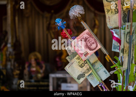 Der Hintergrund des thailändischen Baht Hinweise auf der Money Tree für Buddhistische Tempel Spende als Opfergabe für das Erhalten der Segen durch ihren verzierten Schreien Stockfoto