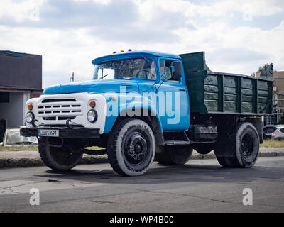 CHISINAU, REPUBLIK MOLDAU - September 6, 2019: 1977 ZiL-130 (431410) (zweite Reihe Gitter) Dump Truck in den Straßen der Stadt. Es war eines der zahlreichen Cargo tr Stockfoto