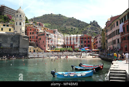 Editorial Vernazza Cinque Terre, Italien, 21. Juni 2019: Touristen im Hafen der Fischerdorf jetzt eine wichtige touristische Ort. Stockfoto