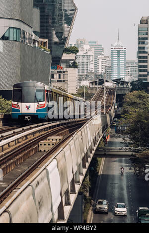 BTS Skytrain läuft über die verkehrsreiche Straße in Bangkok, Thailand Stockfoto