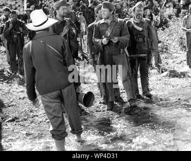 Regisseur KING VIDOR Regie Robert YOUNG SPRENCER TRACY und DONALD McBRIDE mit Förster am Standort einstellen candid Nord-West-Passage (Book One - Rogers' Rangers) 1940 Roman Kenneth Roberts Metro Goldwyn Mayer Stockfoto