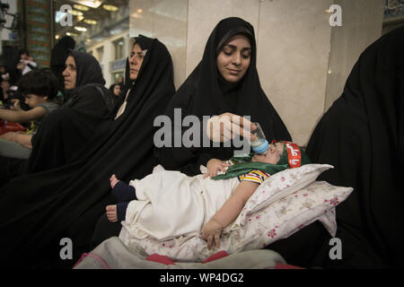 Teheran, Teheran, Iran. 6. Sep 2019. Iranische Frauen halten Sie Ihr Baby in ihren Armen, als sie nehmen Sie Teil an den Tag der Ali Asghar (jüngstes Kind von Imam Hussain) am ersten Freitag im Muharram, der erste Monat des Islamischen Kalenders, an der Mosalla Moschee in Teheran, Iran. Während der Zeremonie Ali Asghar zu gedenken, die Hunderte von Frauen kleiden ihre Kinder wie Ali Asghar zu zeigen Solidarität mit den Rubab (Ali Asghar Mutter). Die sechs Monate altes Baby Hazrat Ali Asghar (AS) wurde durch einen Pfeil, der seine Kehle zu schlagen, während er in den Armen seines Vaters auf Ashura (den Zehnten von Muharram), die wa getötet wurde, Stockfoto