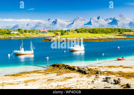 Die Berge Sieben Schwestern im nördlichen Norwegen von der Insel Herøy gesehen. Stockfoto