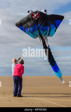 Lytham St Annes on Sea. UK Wetter. 7. September 2019. An einem schönen sonnigen Tag über der Nord West Küste, die Vorbereitungen für die jährlichen Riese Kite Festival sind gut auf den Weg am Strand von Lytham St. Annes in Lancashire. Credit: cernan Elias/Alamy leben Nachrichten Stockfoto