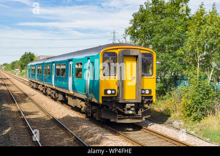 Generische diesel multiple Unit oder DMU Zug auf eine britische Eisenbahn allgemein auf den ländlichen Raum und die wichtigsten Bahnstrecken für Pendler services in Großbritannien verwendet Stockfoto