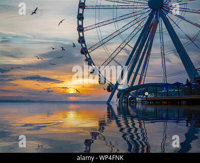 Das Riesenrad am Ufer des Seattle, Washington am späten Nachmittag Licht Stockfoto