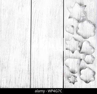 Verschiedene cookies Messer auf einem alten Holztisch Stockfoto