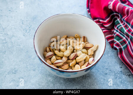 Cashew und Siirt Pistazien in Keramik Schüssel. Gesunde organische Snacks bereit zu essen. Stockfoto