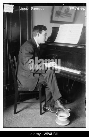 John Powell [am Klavier] Stockfoto