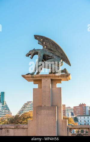 VALENCIA, Spanien - 16. Februar 2019: Skulptur von Wächter Gargoyle über Pont del Regne (Brücke der Königreich), gegen den blauen Himmel. Gebäude auf Backgr Stockfoto