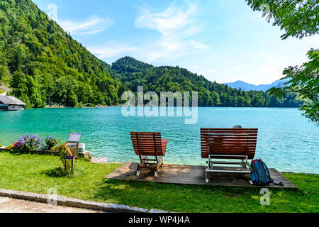 Ausblick auf den Wolfgangsee, St. Gilgen mit Alpen Berge, Boote, Segelboote. Salzkammergut, Salzburg, Österreich Stockfoto