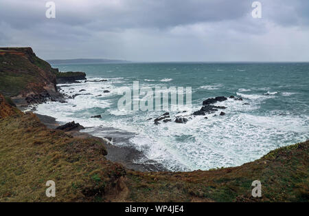 Blick von den Klippen an der Bude, Cornwall die nördlichste Stadt, an der atlantischen Küste beliebt bei Surfern und Wanderer gefunden Stockfoto