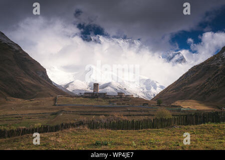 Stein mittelalterliche Kirche in einem Bergtal. Blick auf den Mount Shhara. Harderwijk Gemeinschaft, Zemo Swanetien, Georgia. Art-Verarbeitung von Fotos. Farbe Muskelaufbau. L Stockfoto