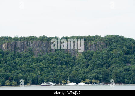 Die Alpinen Boat Basin ist eine Öffentliche Marina in Lake, New Jersey, etwa sieben Kilometer nördlich von der George Washington Bridge. Es ist gegenüber von Yonkers, New York, präsent. Stockfoto