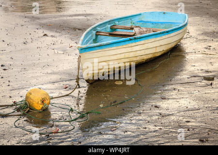 Alte Ruderboot auf einem Strand bei Ebbe. Costa Rica Stockfoto