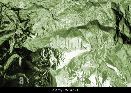 Zerknitterte grüne Folie strukturierten Hintergrund, abstrakte Berglandschaft Top view Abbildung, khaki Tarnfarben Muster, grün metallic zerknittert Stockfoto
