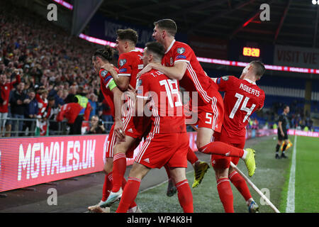 Cardiff, Großbritannien. 06 Sep, 2019. Gareth Bale von Wales (links) feiert mit Mannschaftskameraden, nachdem er zählt seine Mannschaften 2. Ziel. Wales v Aserbaidschan, der UEFA-Europameisterschaft 2020 Qualifikationsspiel, Gruppe E in Cardiff City Stadium in Cardiff, am Freitag, den 6. September 2019. Redaktionelle Verwendung nur. pic von Andrew Obstgarten/Andrew Orchard sport Fotografie/Alamy leben Nachrichten Stockfoto