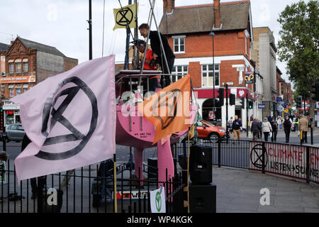 Turnpike Lane, London, Großbritannien. 7. September 2019. Aussterben Rebellion Klimawandel Demonstranten ihren Aufstand im Norden Londons. Quelle: Matthew Chattle/Alamy leben Nachrichten Stockfoto