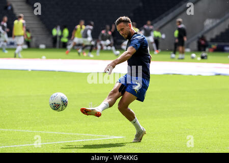 Milton Keynes, UK. 07 Sep, 2019. Luke O'Neill der AFC Wimbledon erwärmt sich während der efl Sky Bet Liga 1 Übereinstimmung zwischen Milton Keynes Dons und AFC Wimbledon bei Stadion: mk, Milton Keynes, England am 7. September 2019. Foto von Ken Funken. Nur die redaktionelle Nutzung, eine Lizenz für die gewerbliche Nutzung erforderlich. Keine Verwendung in Wetten, Spiele oder einer einzelnen Verein/Liga/player Publikationen. Credit: UK Sport Pics Ltd/Alamy leben Nachrichten Stockfoto