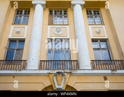 Ehemaligen historischen Hauptsitz Kaserne, "Haus der Offiziere" oder "Offiziere, das durch die russische Armee verlassenen 1994 verfallenden in Wünsdorf, Deutschland Stockfoto