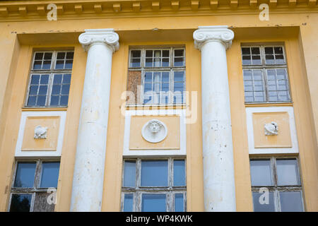 Ehemaligen historischen Hauptsitz Kaserne, "Haus der Offiziere" oder "Offiziere, das durch die russische Armee verlassenen 1994 verfallenden in Wünsdorf, Deutschland Stockfoto